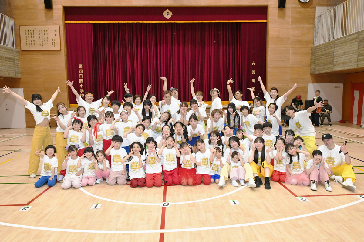 体育館で行われる子供向けダンス指導の様子